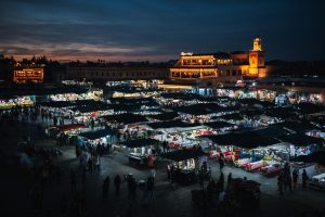 Puestos de comida y faroles en la plaza Jemaa el-Fna de Marrakech de noche