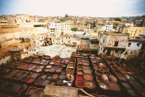 Cubas de tinte de la curtiduria Chouara vistas desde una terraza en Fez