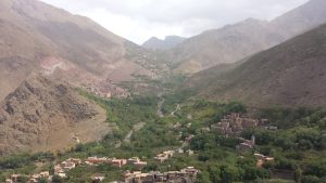 Valle verde y cumbres de las montañas del Atlas en Marruecos