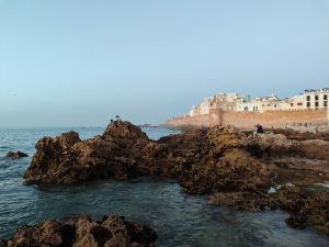 Costa rocosa del Atlantico bajo la medina blanca de Esauira