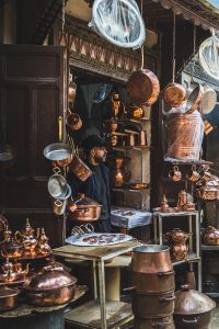 Artesanos del cobre en el zoco de Fez