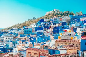 Casas azules de Chefchaouen vistas desde la ladera del Rif