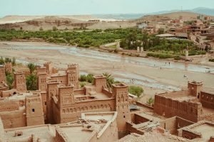 Kasbah de tierra y palmeral en la Ruta de las Mil Kasbahs