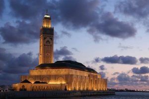 Mezquita Hassan II de Casablanca al atardecer sobre el Atlantico