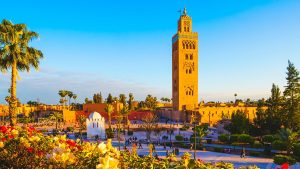 Minarete de la Koutoubia y jardines al atardecer en Marrakech