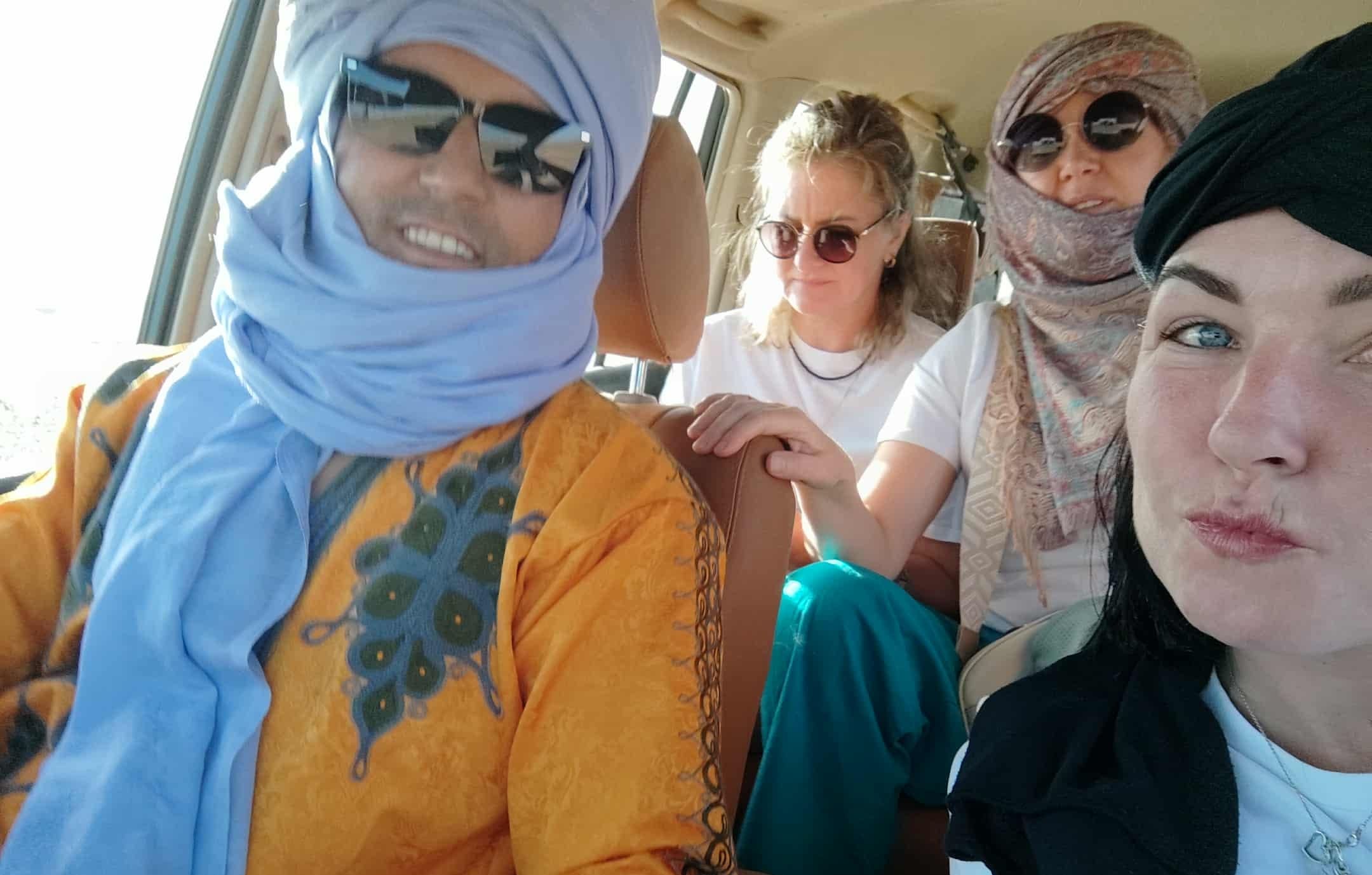 Dunas naranjas del desierto del Sahara en Marruecos al amanecer
