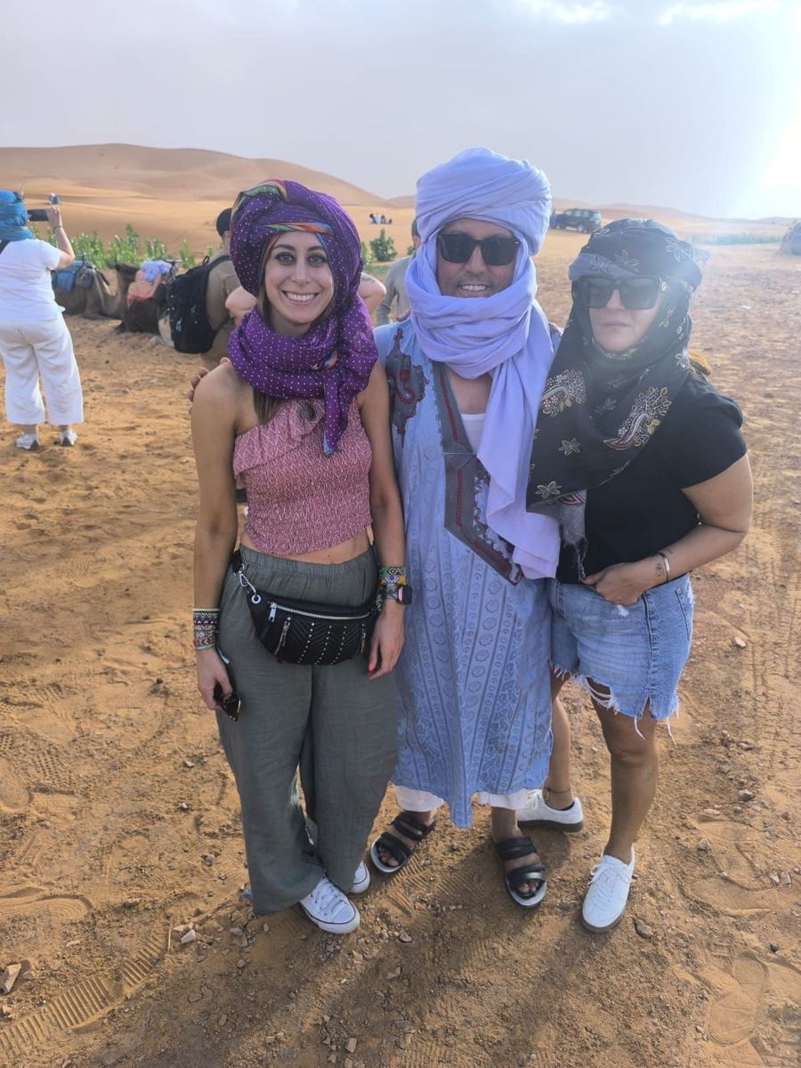 Viajeros en las dunas de Merzouga - tour por el desierto del Sahara